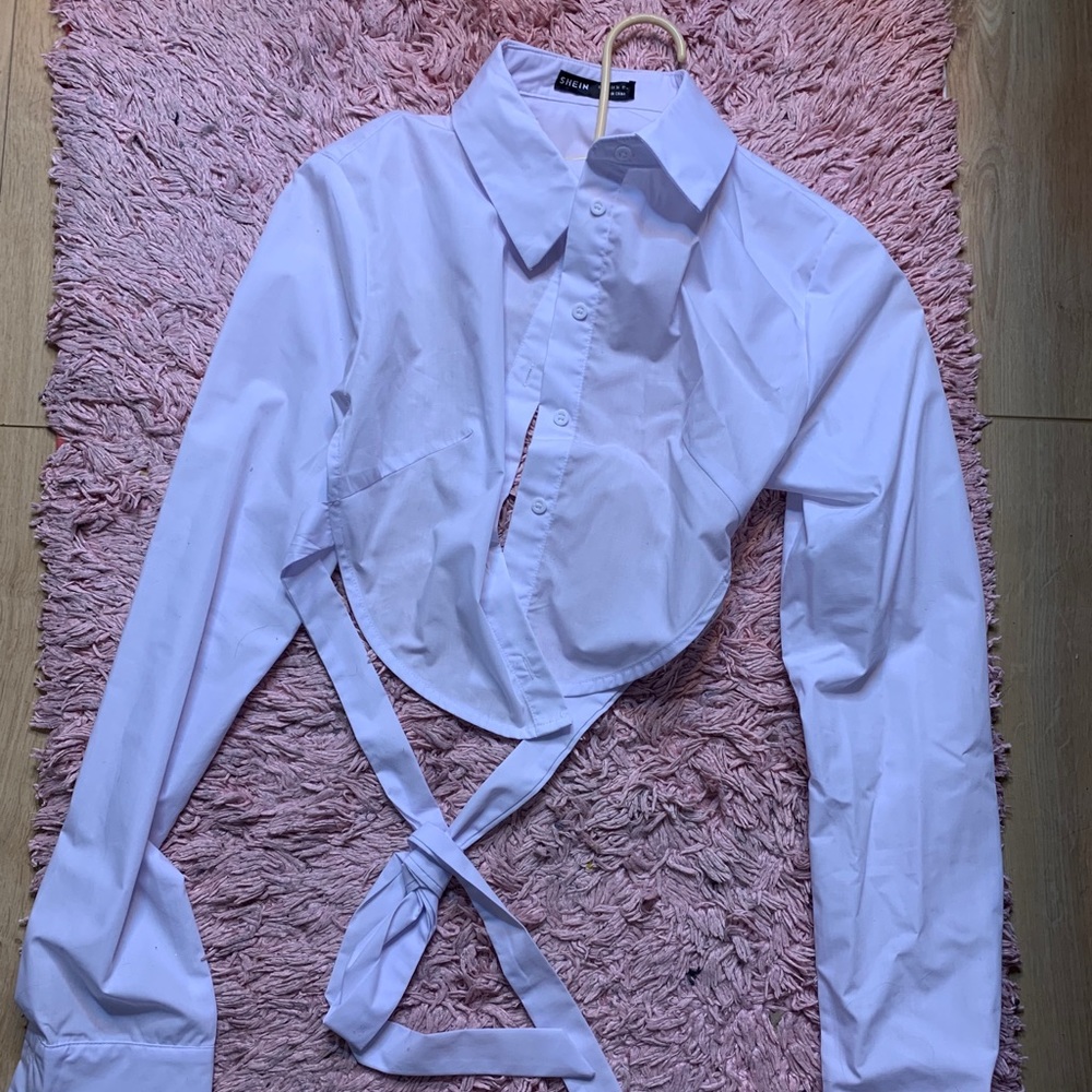 BACKLESS BUTTON UP CROP TEE